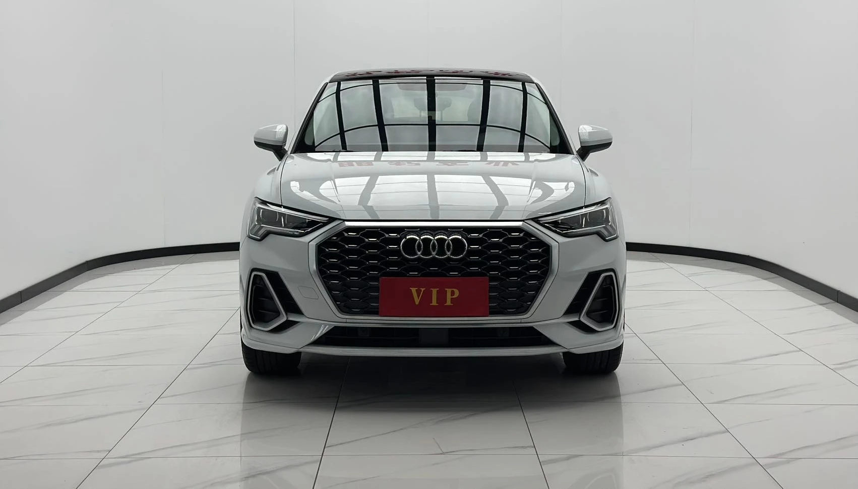 AUDI Q3 — фото 1
