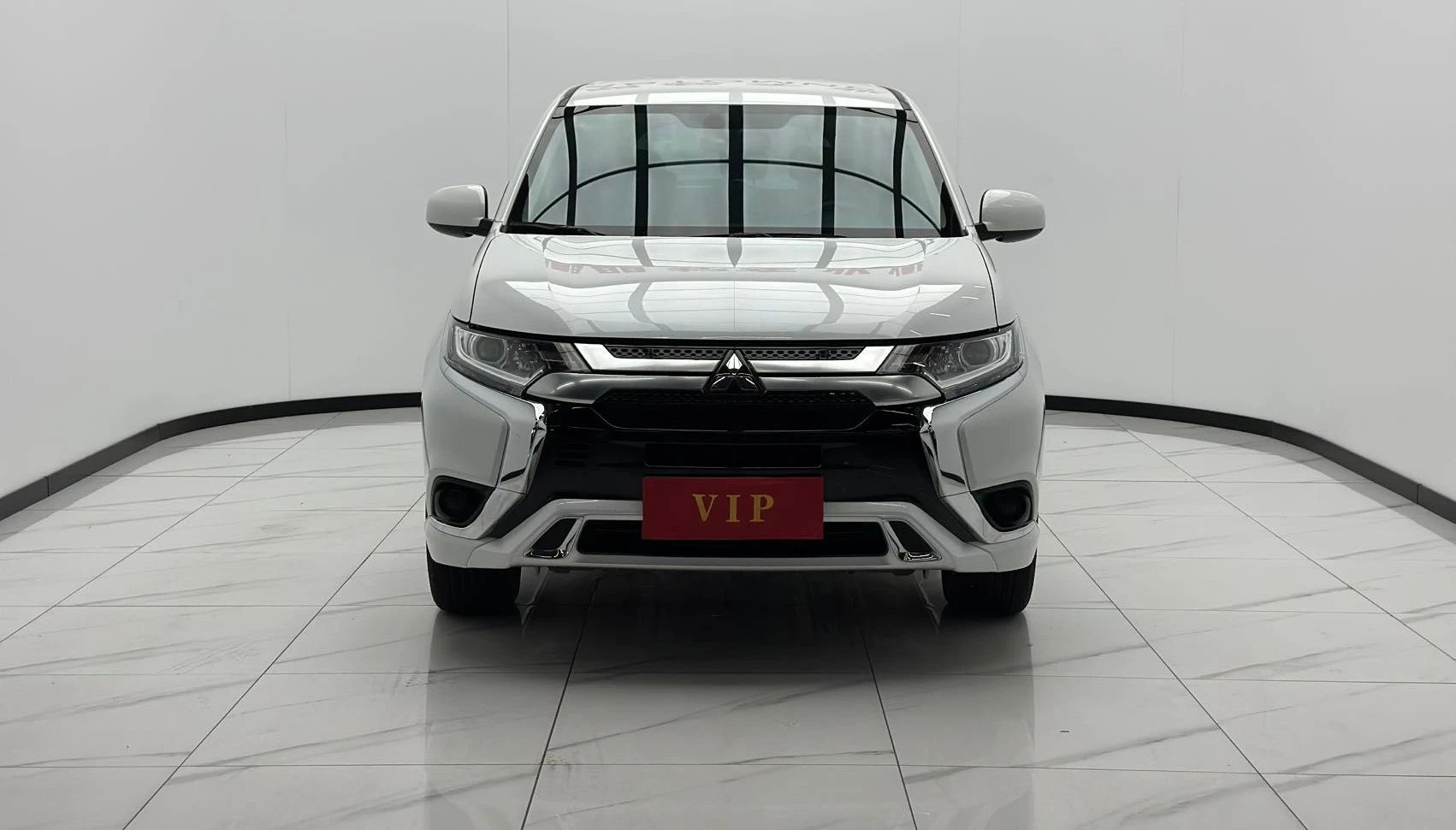 Mitsubishi Outlander — фото 1