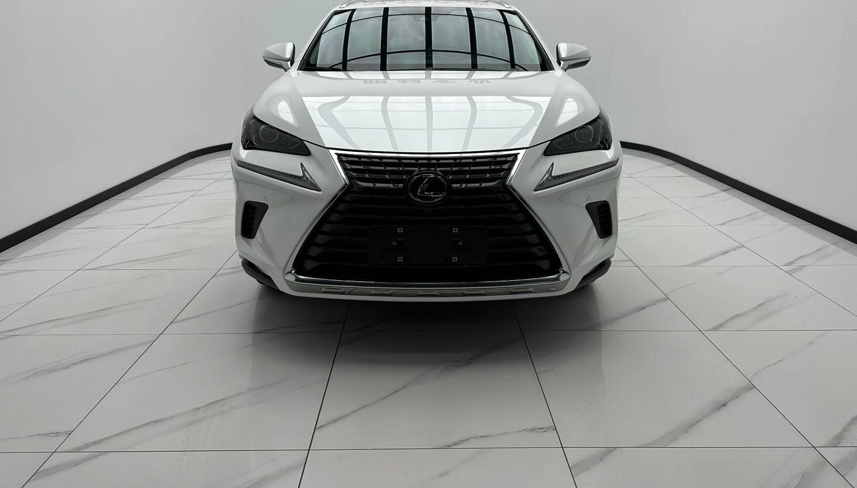 Lexus NX200 — фото 1