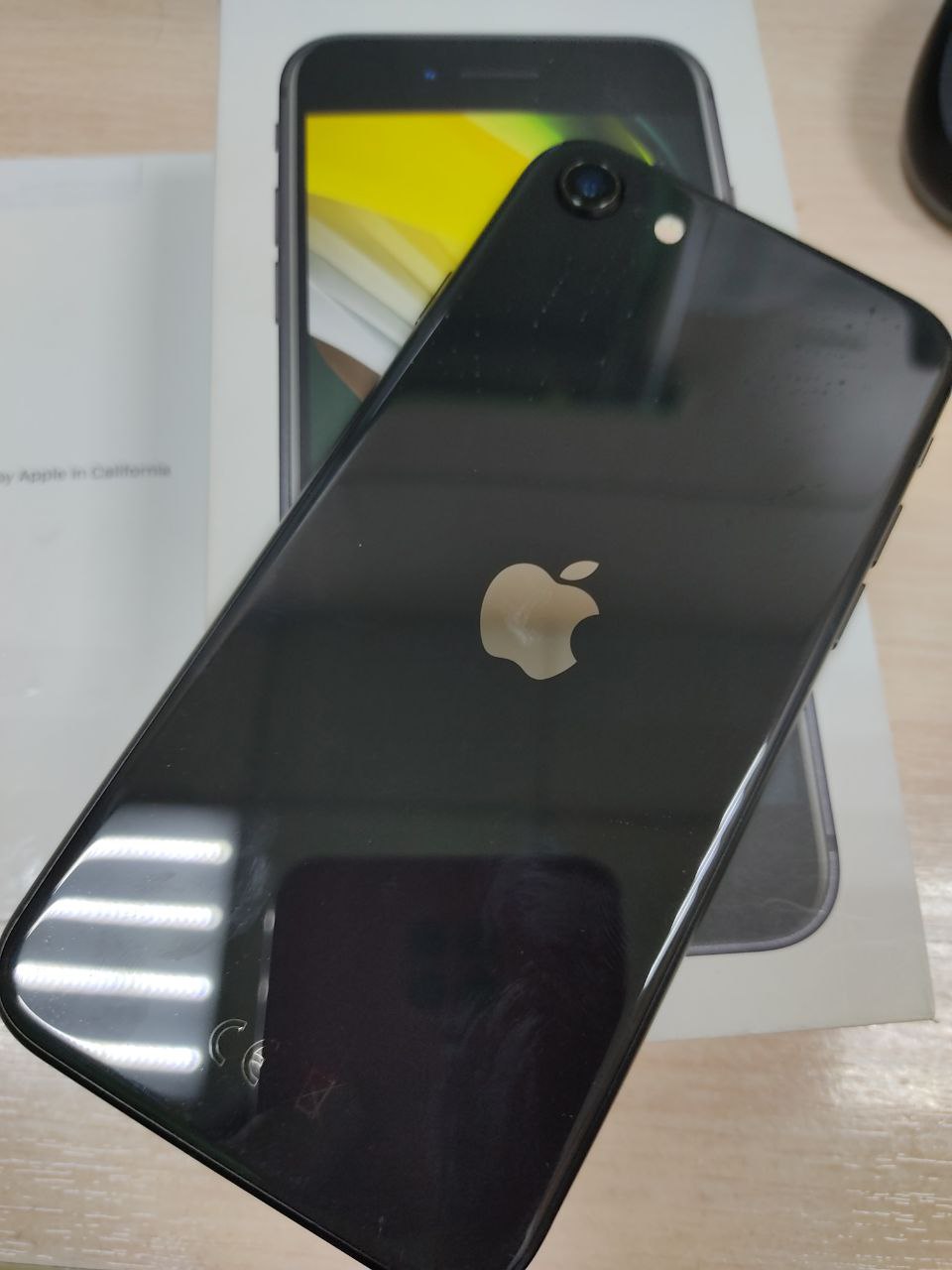 Купить б/у Apple IPhone SE 2020 64gb -0