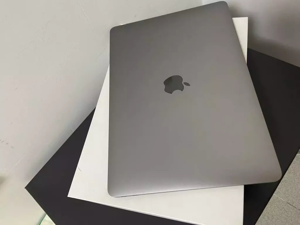 Купить б/у Apple MacBook Air-0