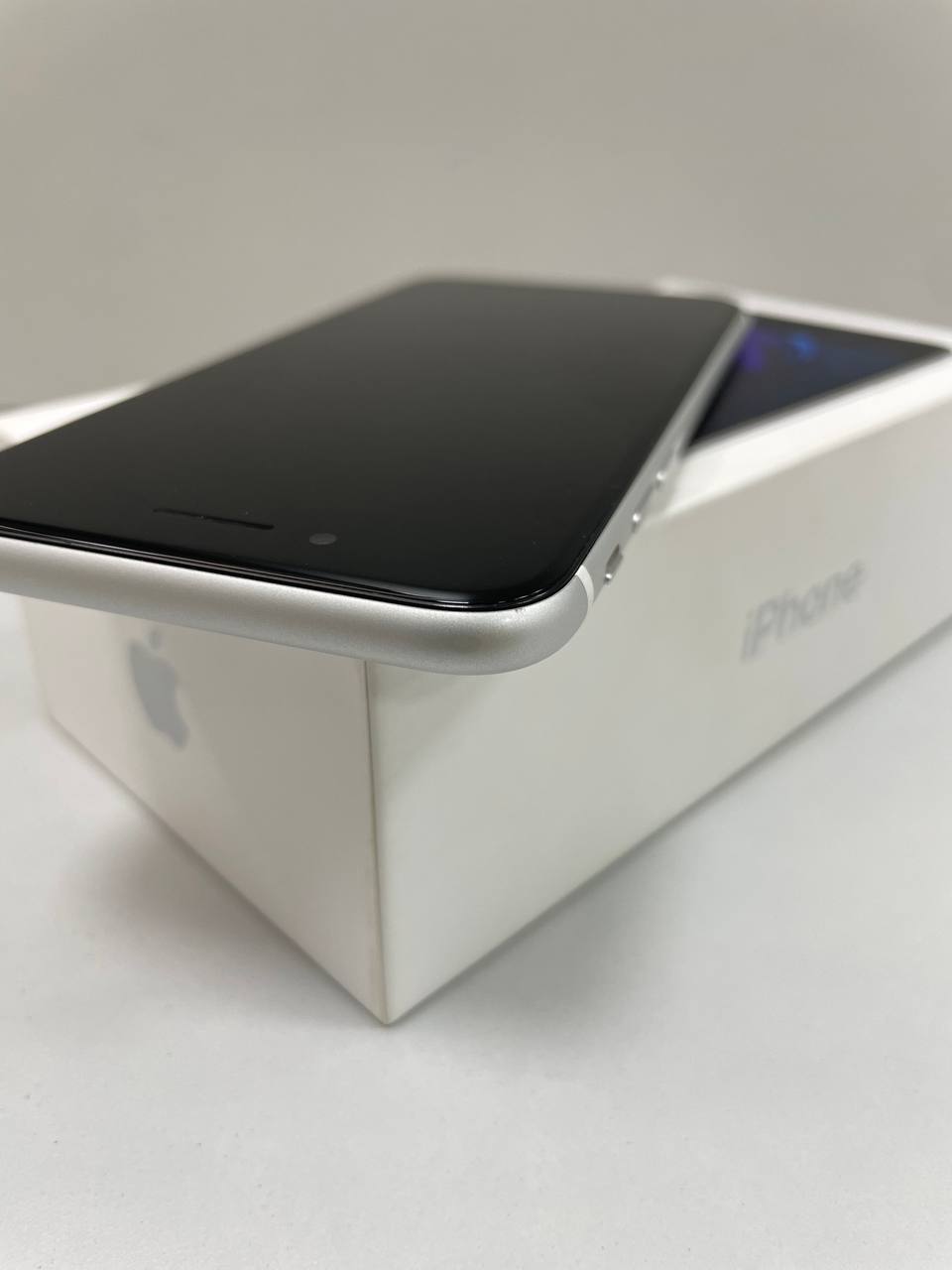 Купить б/у IPhone SE 2020 128Gb-0