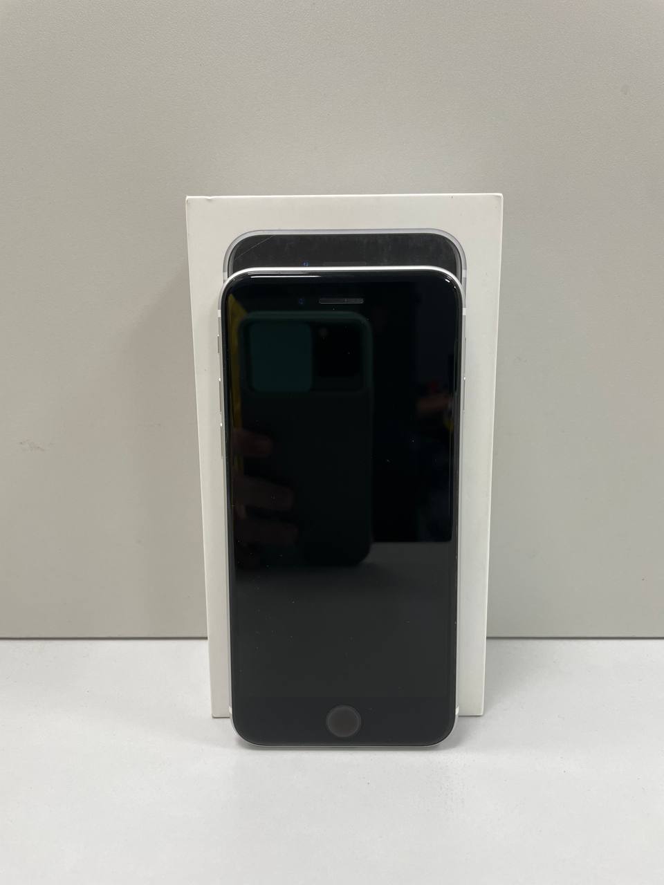 Купить б/у IPhone SE 2020 64Gb-0