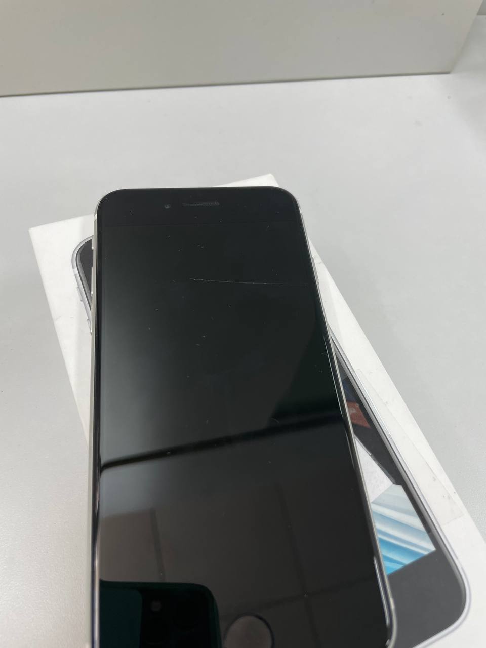 Купить б/у IPhone SE 2020 64Gb-1