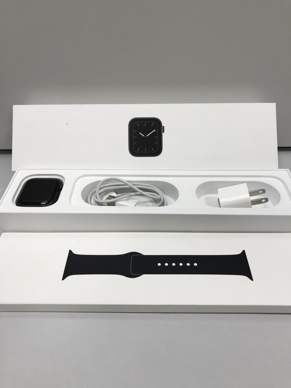 Купить б/у Apple Watch 5s 44mm-0