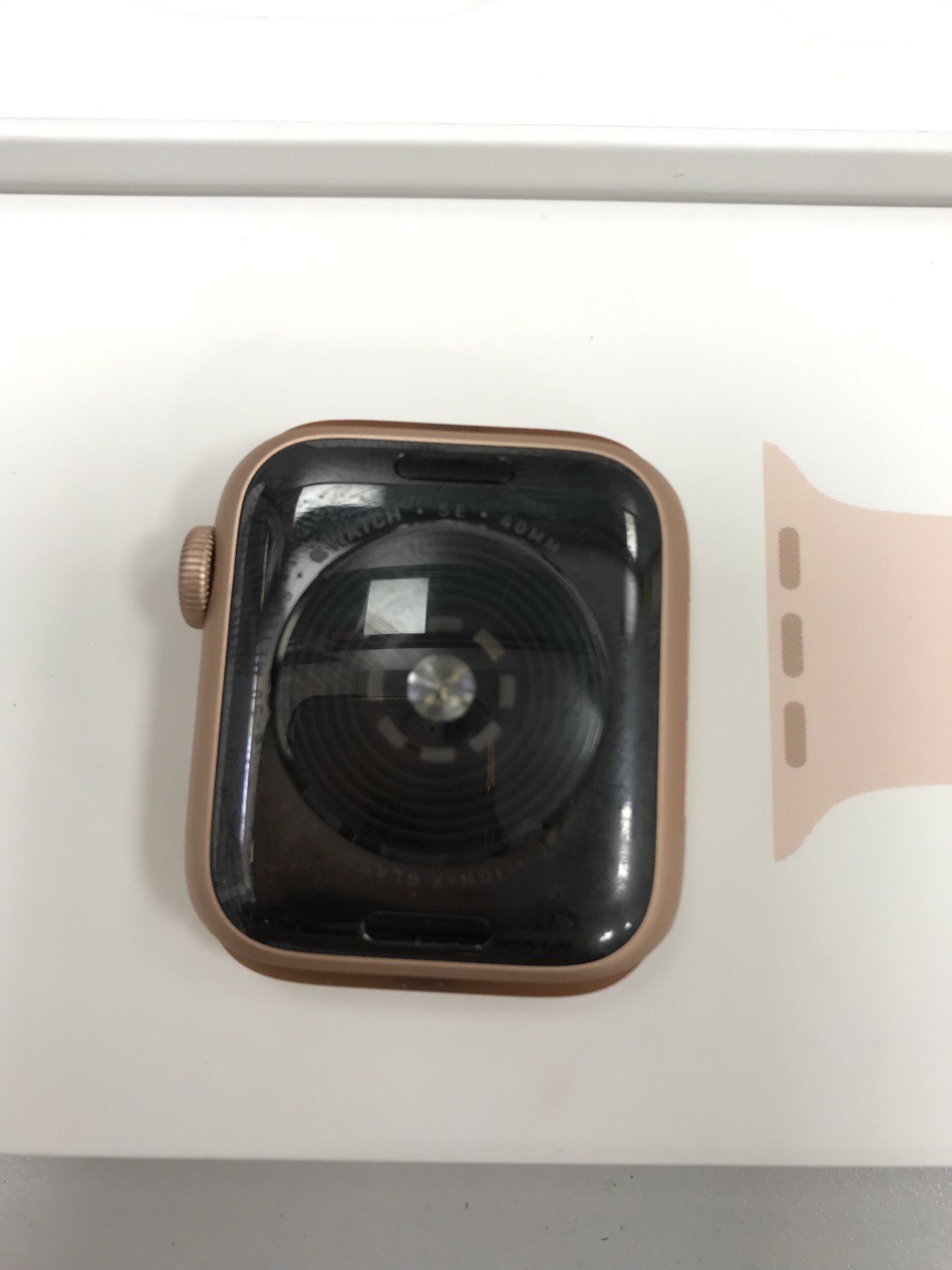 Купить б/у Apple Watch SE 40mm-1