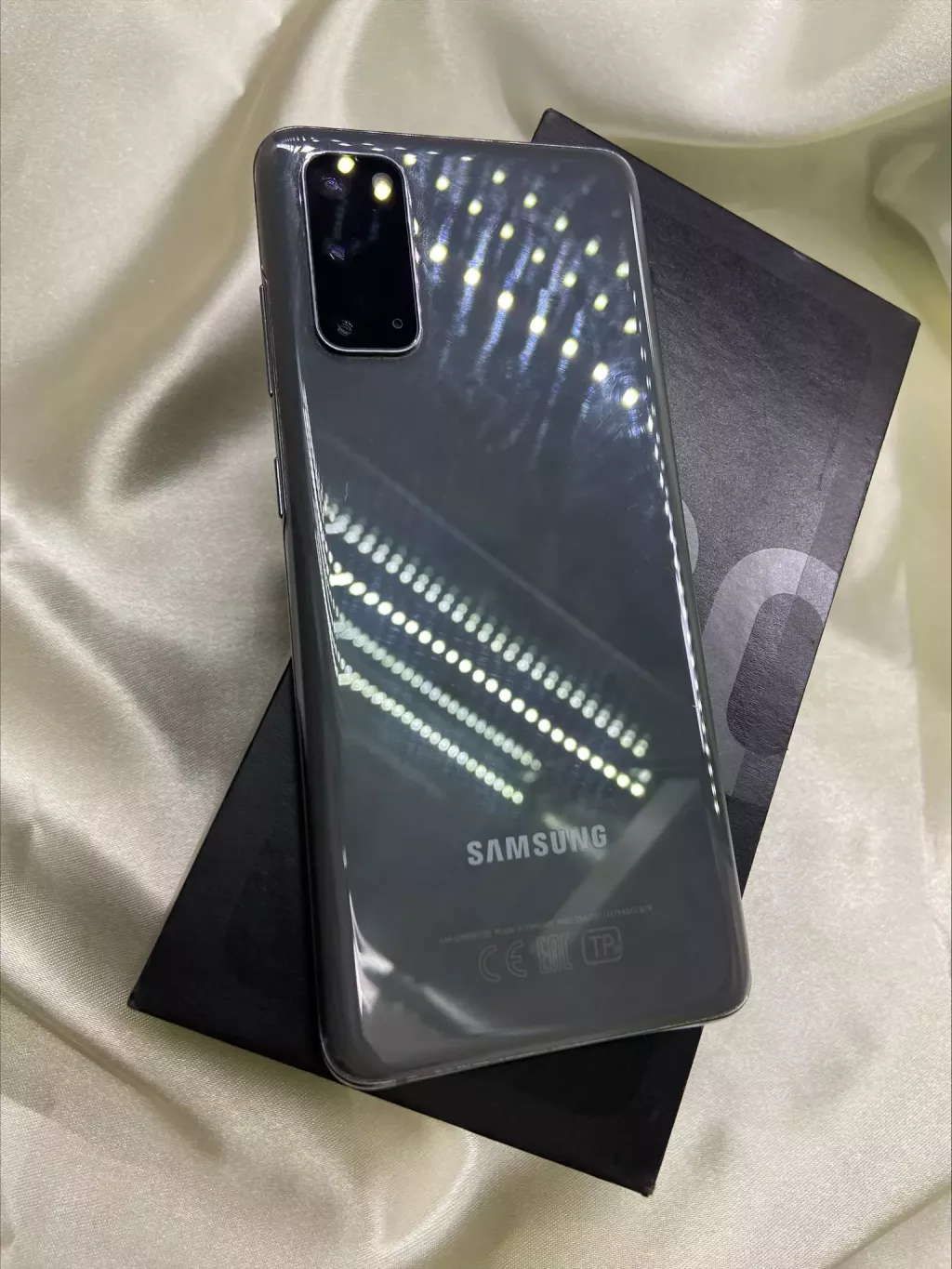 Купить б/у Samsung Galaxy S20 -1