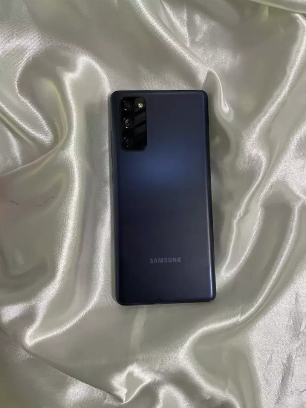 Купить б/у Samsung Galaxy S20FE-0