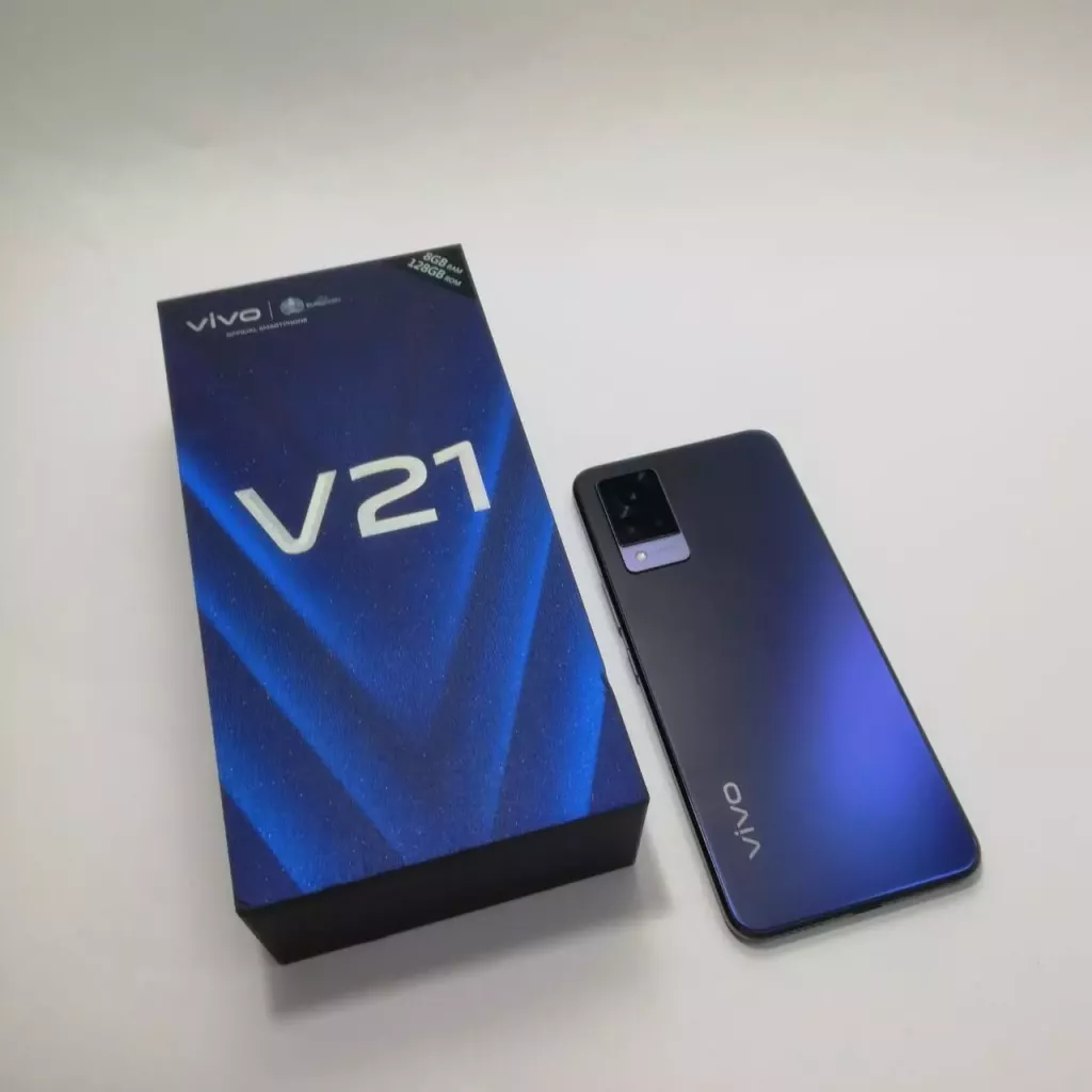 Купить б/у Телефон Vivo V21-3