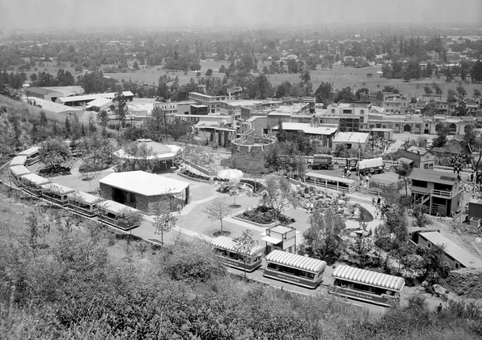 Винтажный вид с высоты птичьего полета на задворки Голливуда Universal Studios с ранним студийным экскурсионным трамваем 1910-1920-х годов.