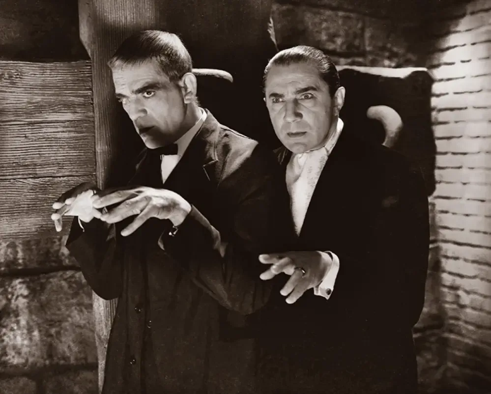 Классические монстры Universal Pictures из фильмов ужасов 1930-х годов позировали в винтажной студийной обстановке