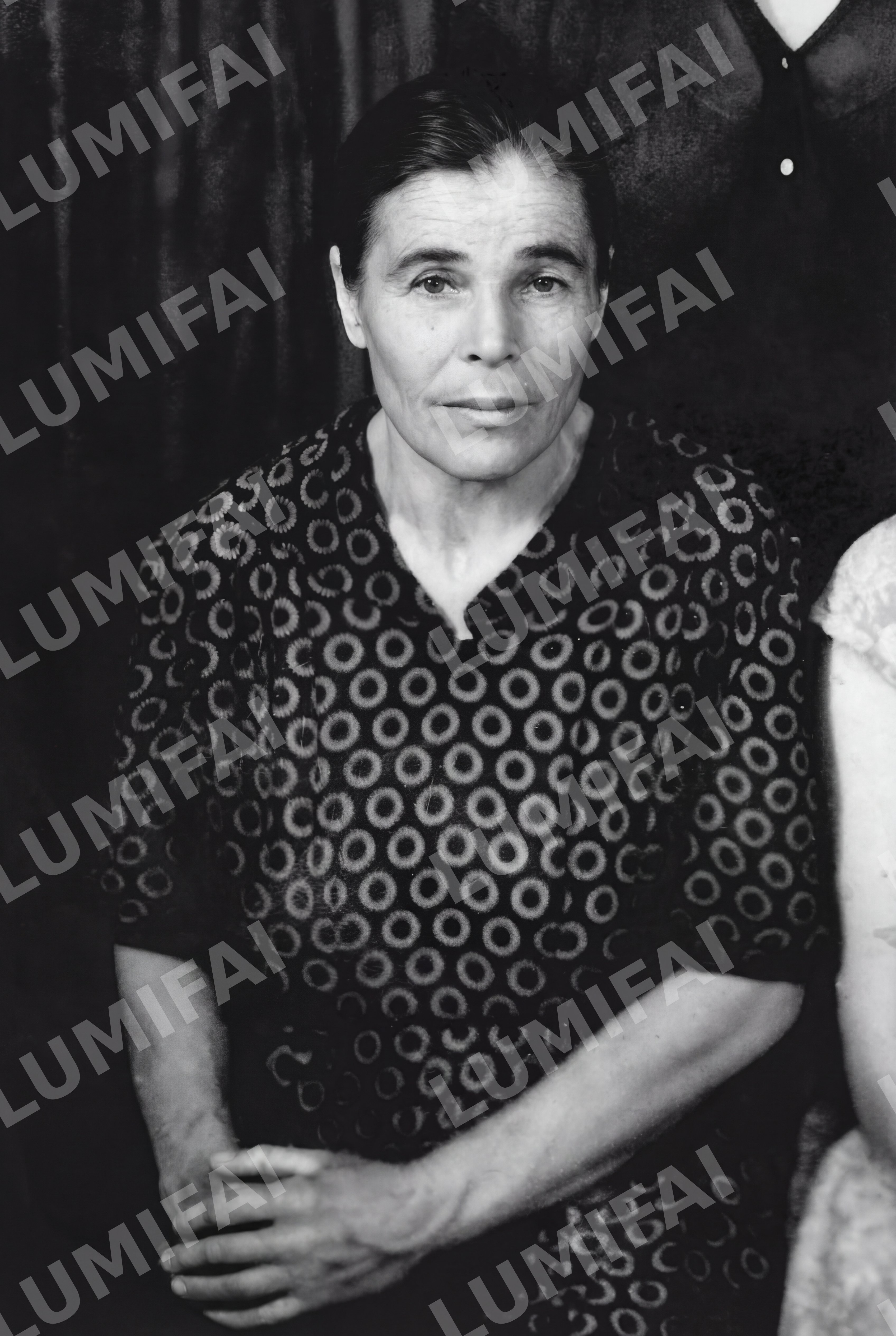 Промт для восстановления старого портрета женщины в узорчатом платье