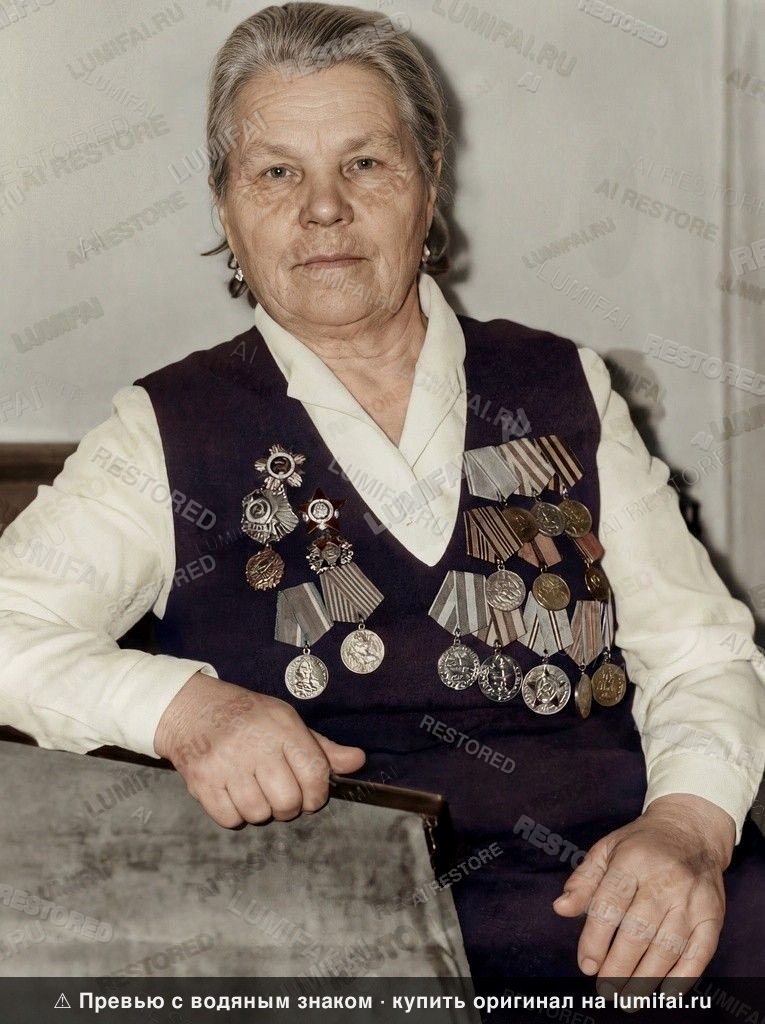 Промт для реставрации и улучшения четкости мужского портрета