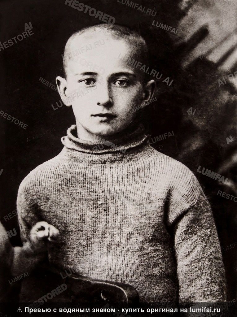 Промт для восстановления старого черно-белого фото мальчика в свитере