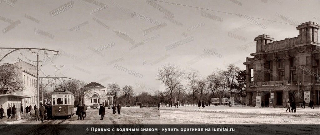 Промт для восстановления и колоризации старого семейного портрета