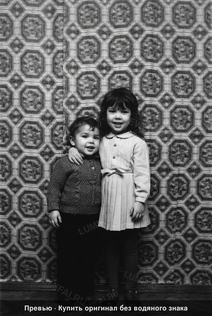 Промт для восстановления старого черно-белого фото с двумя детьми