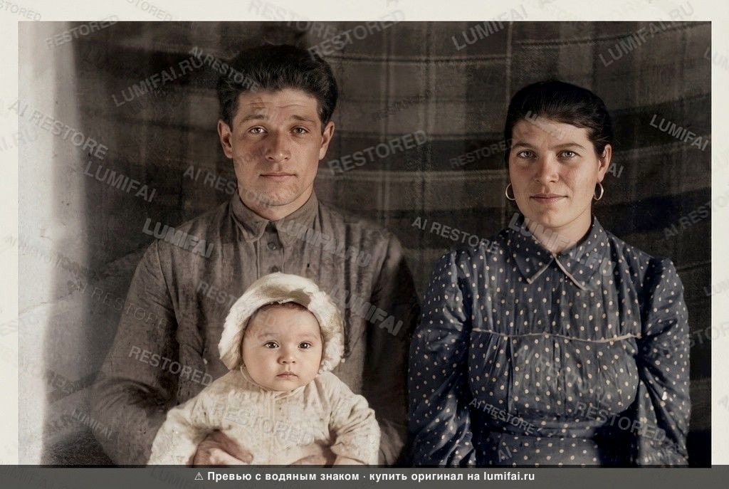 Промт для восстановления и реставрации старого семейного фото