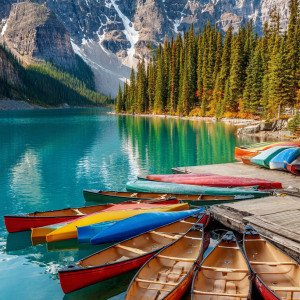 Каноэ на ледниковом озере Морейн