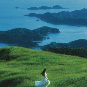 Морской пейзаж с девушкой