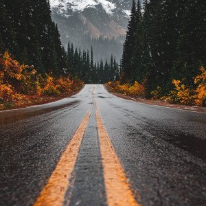 Дорога к заснеженным горам