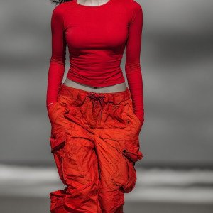 Девушка в красном на фоне бури