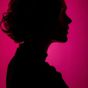 Женский силуэт на розовом фоне