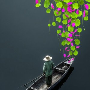 Лодка рыбака и цветочный поток