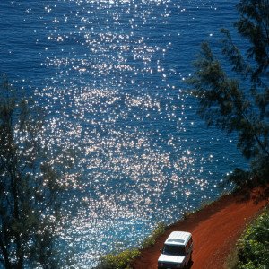 Range Rover Classic на утёсе с видом на Тихий океан