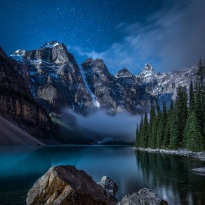 Озеро Луиза ночью