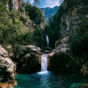 Пейзаж в ущелье с водопадом