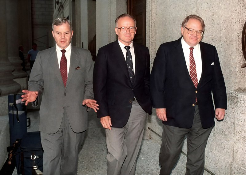 Слева направо: Уильям Герберт Хант, Ламар Хант, Нельсон Банкер Хант