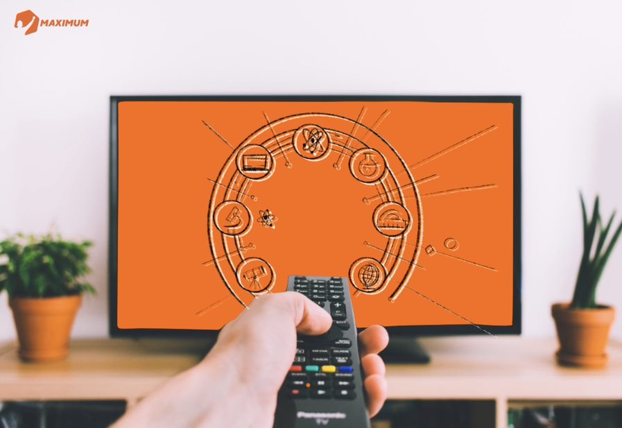 Телевизор с изображением иконок. Рука с пультом переключает канал на телевизоре.