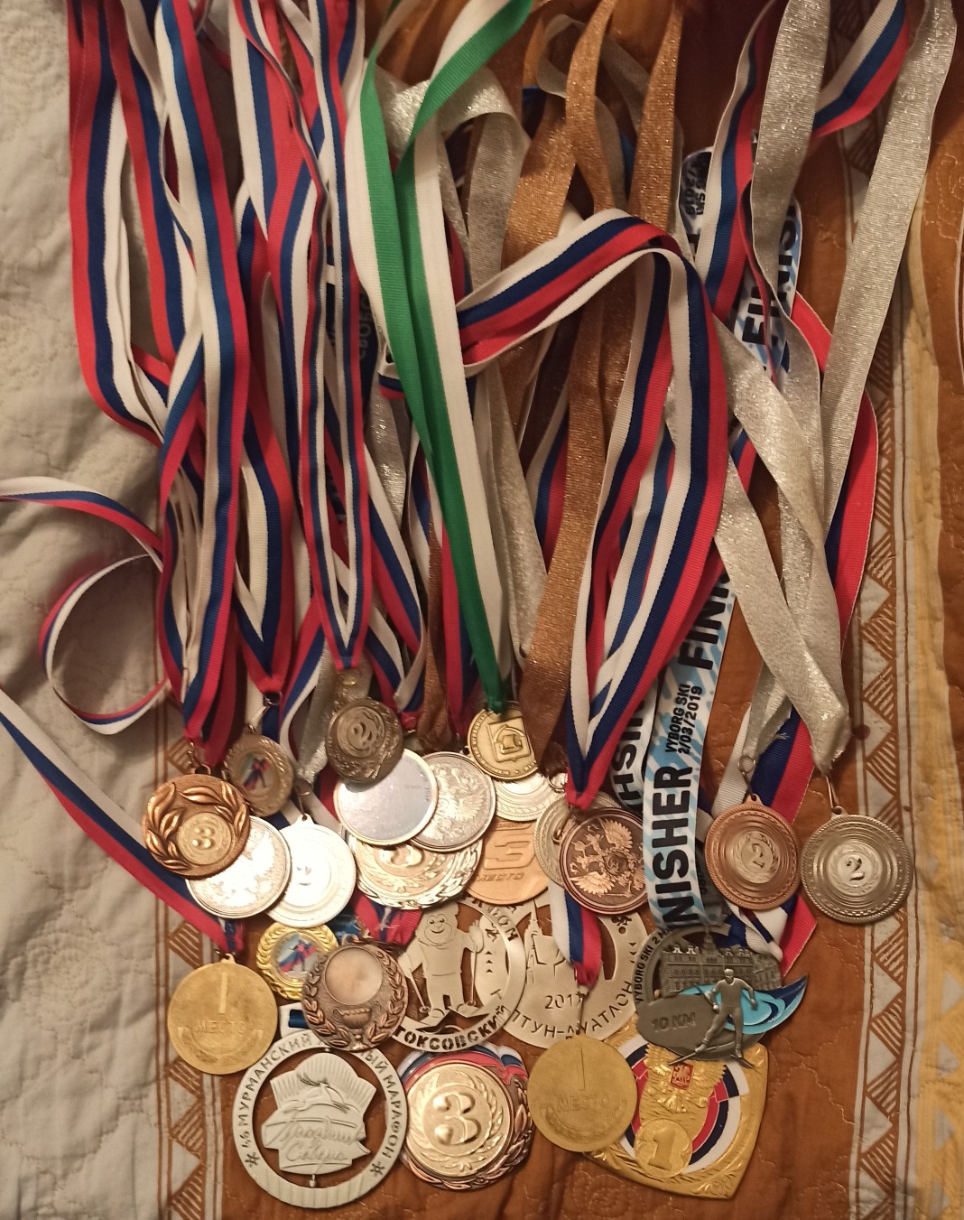 Медали ученика MAXIMUM за победы в лыжных гонках