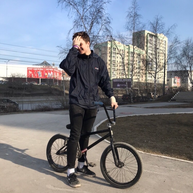 Юноша с вело-байком BMX