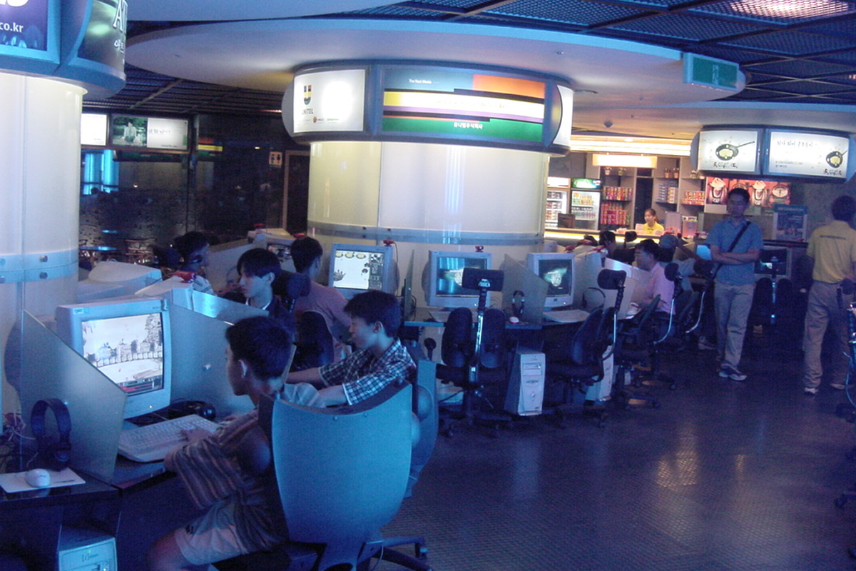 Корейский PC bang в 2001 году: ЭЛТ-мониторы, ряды игровых мест