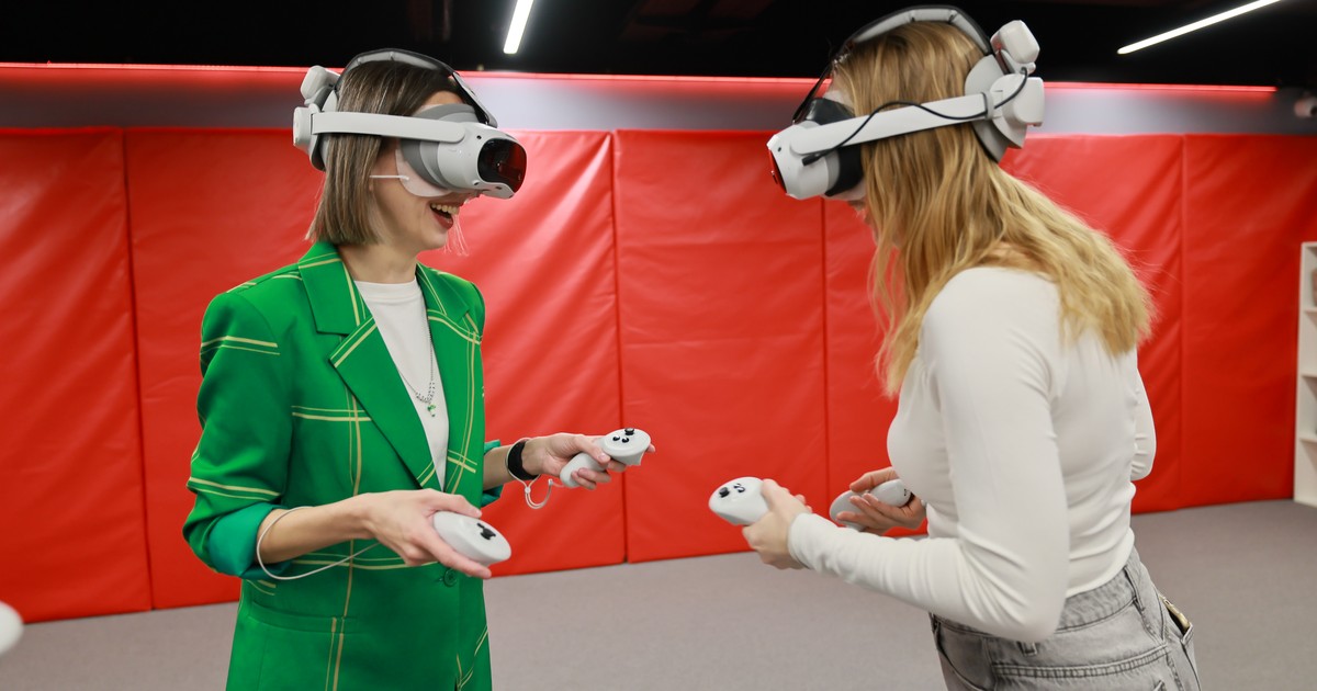 Сотрудница смеется во время командной игры в VR на корпоративе в Маяк Арене