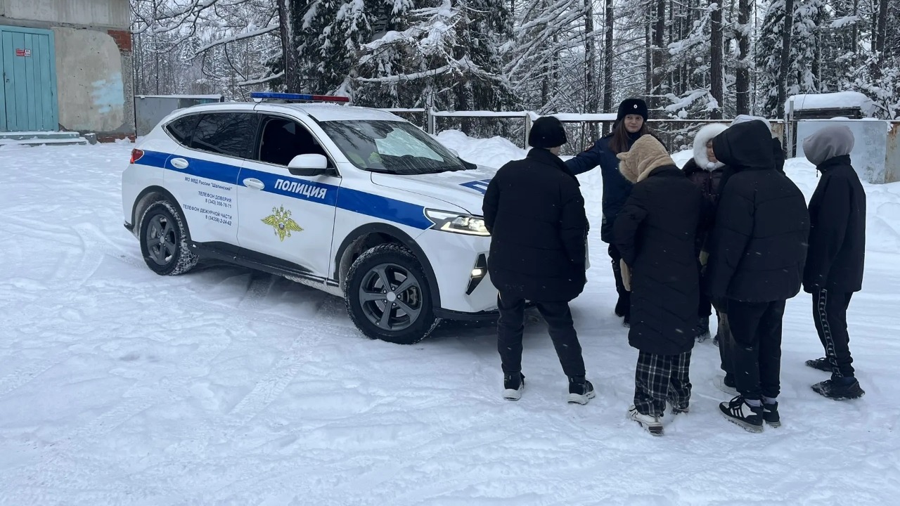 Сотрудники ГАИ провели урок безопасности для детей из ребцентра в Илиме