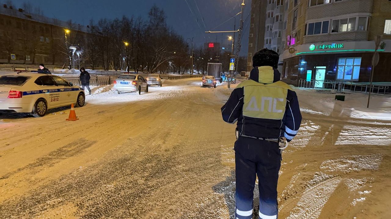 Увезли в реанимацию: в Екатеринбурге расследуют жёсткое ДТП с девочкой-пешеходом