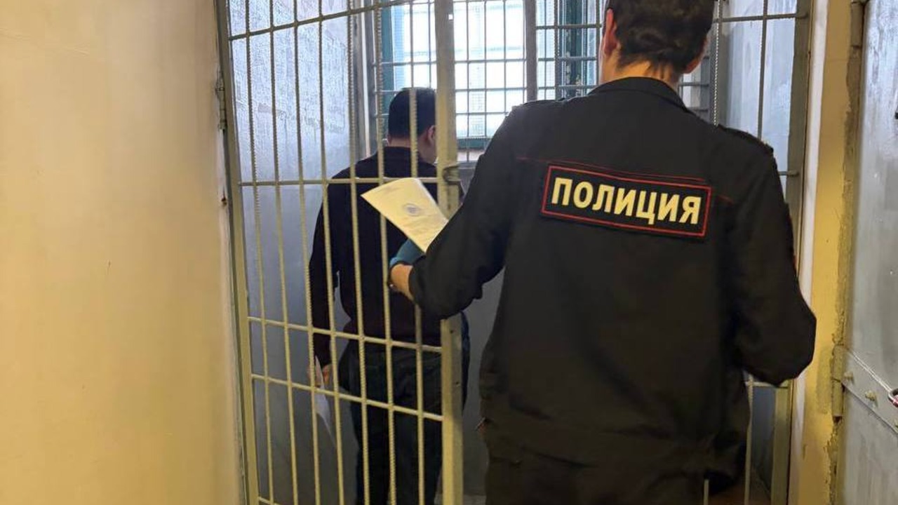 В Екатеринбурге на 2 суток арестовали водителя иномарки за отказ снять тонировку