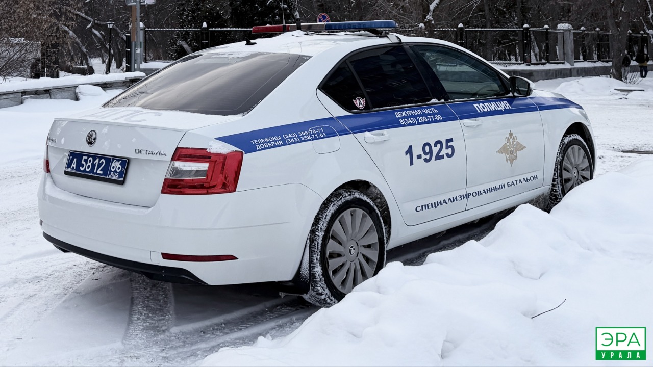 В Челябинске автомобиль заехал на трамвайные пути и протаранил остановку