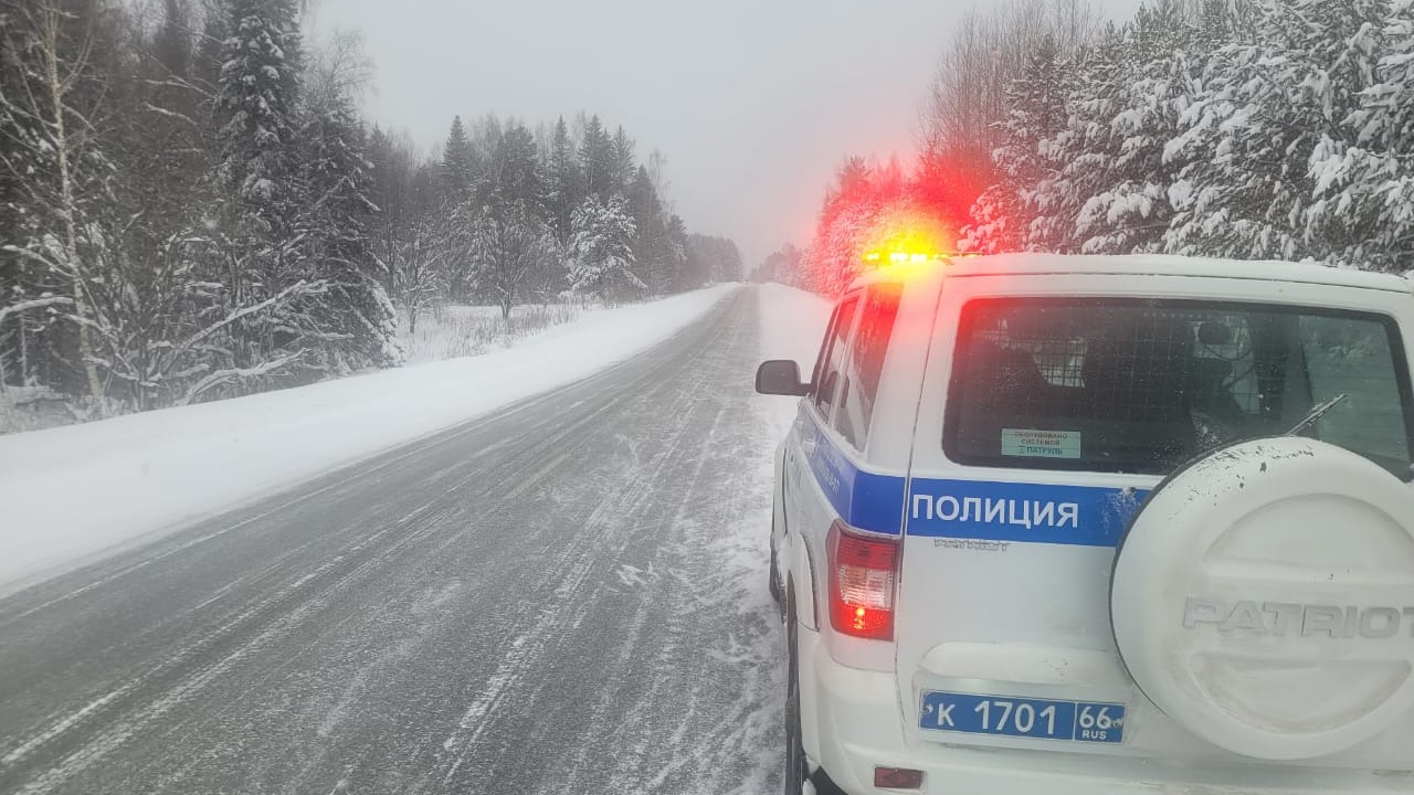 Легковушка врезалась в грузовик: два человека погибли на трассе ХМАО