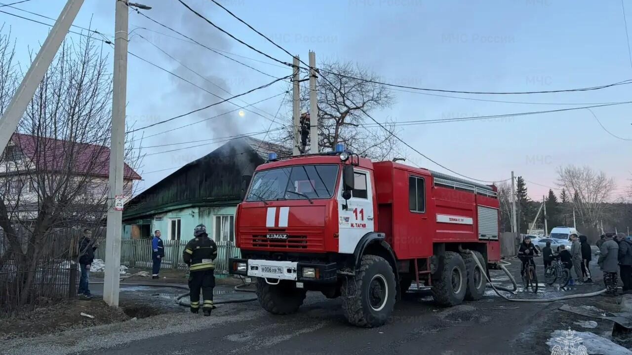 В Нижнем Тагиле крупный пожар уничтожил жилой дом и надворные постройки