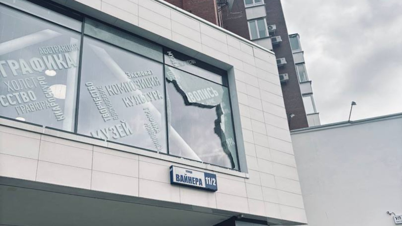 Вандалы-тусовщики в центре Екатеринбурга: разгромили окно музея «Эрмитаж-Урал»