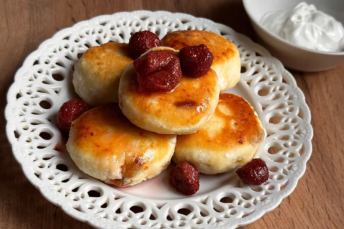 "Невероятные творожники с сыром и изюмом: секретный рецепт раскрыт!"