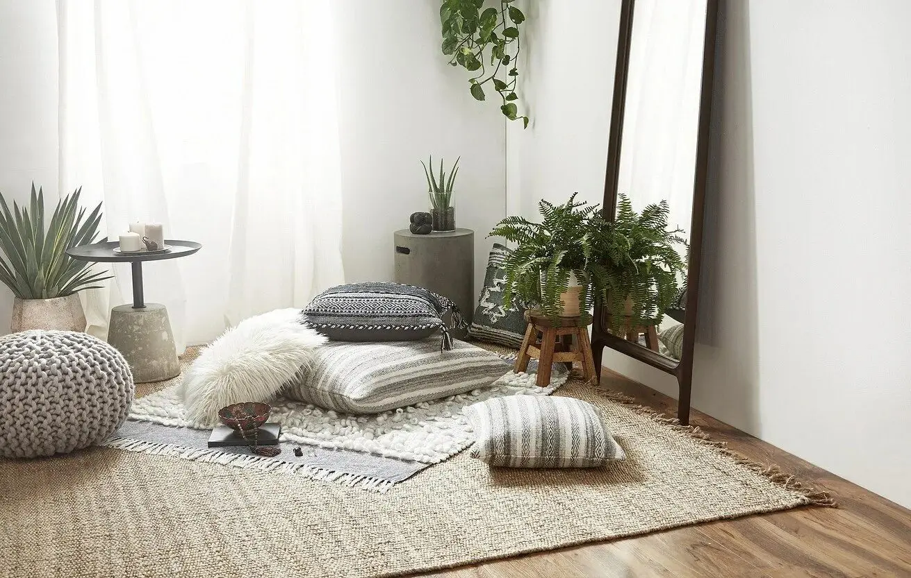 уютное место для медитации с подушкой и мягким светом