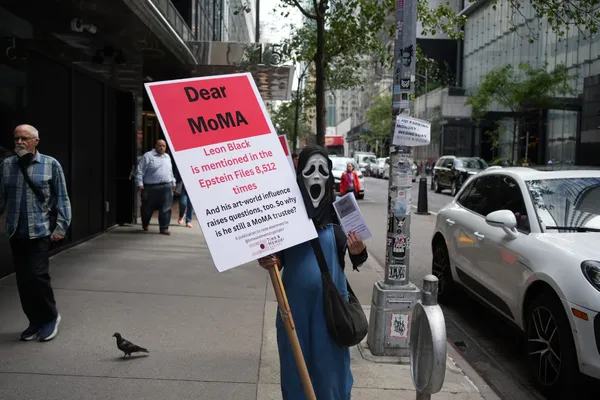 Протестующие требуют отставки Леона Блэка у музея современного искусства MoMA