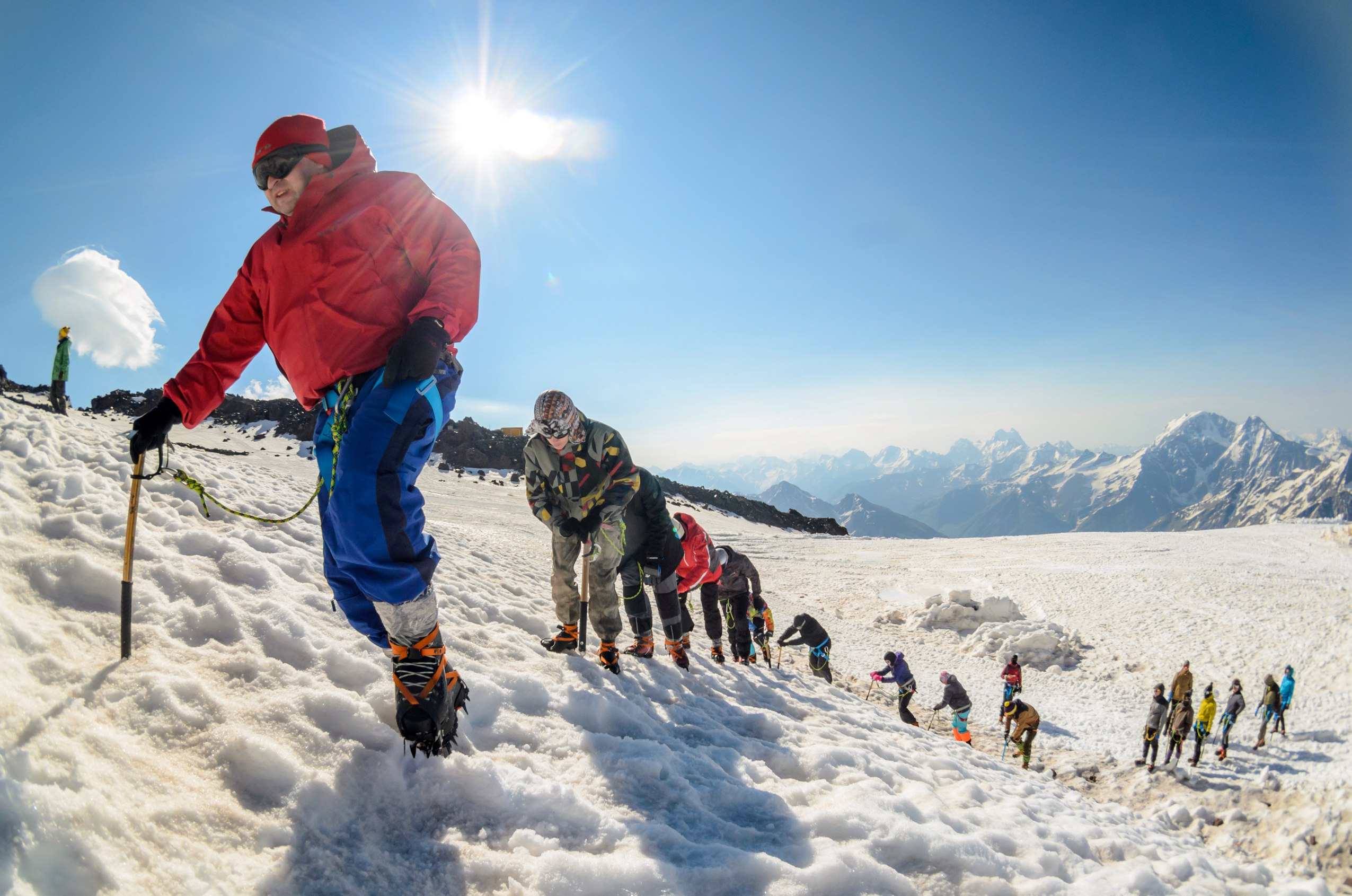 Альпинисты в горах 