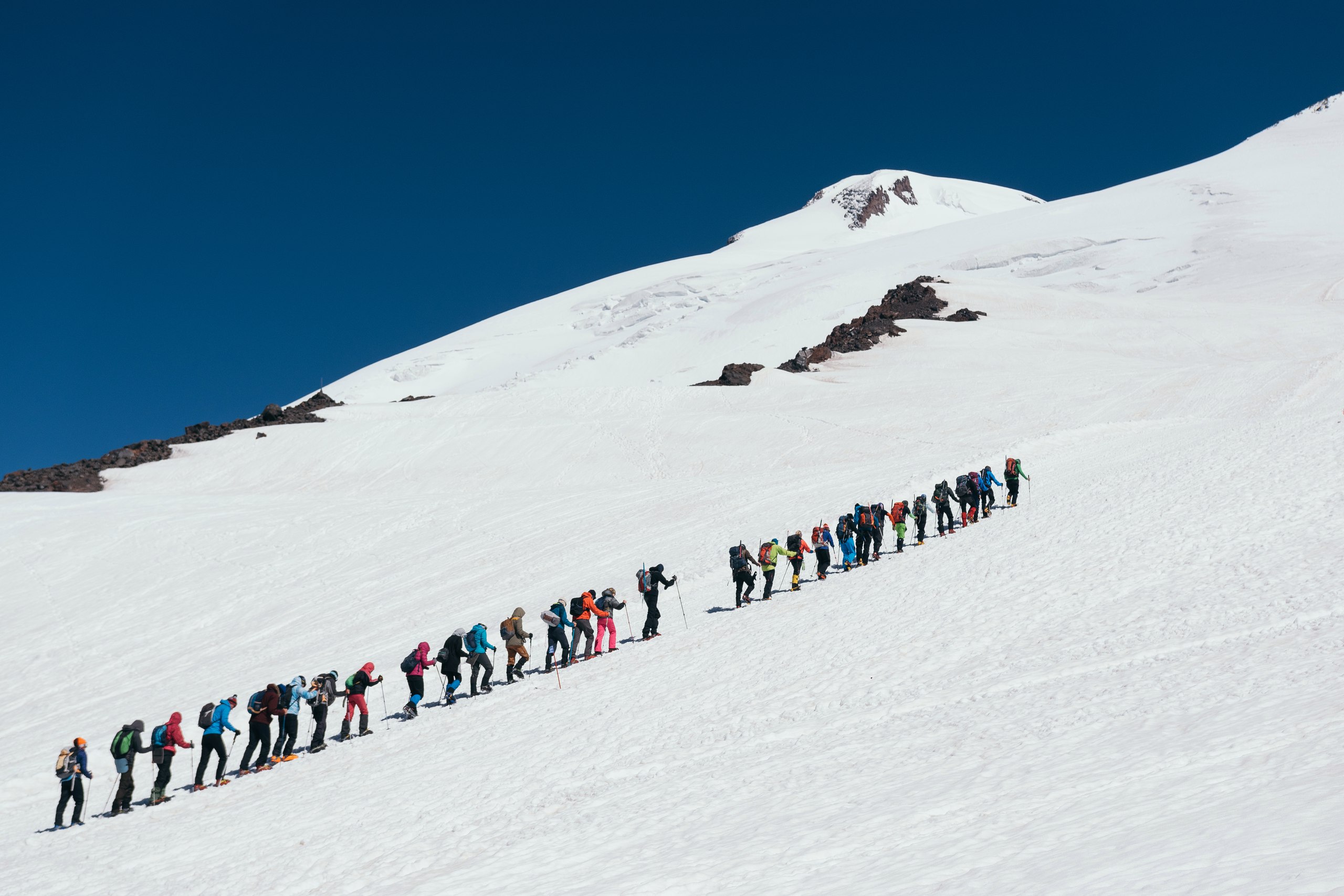 Альпинисты на снежном склоне