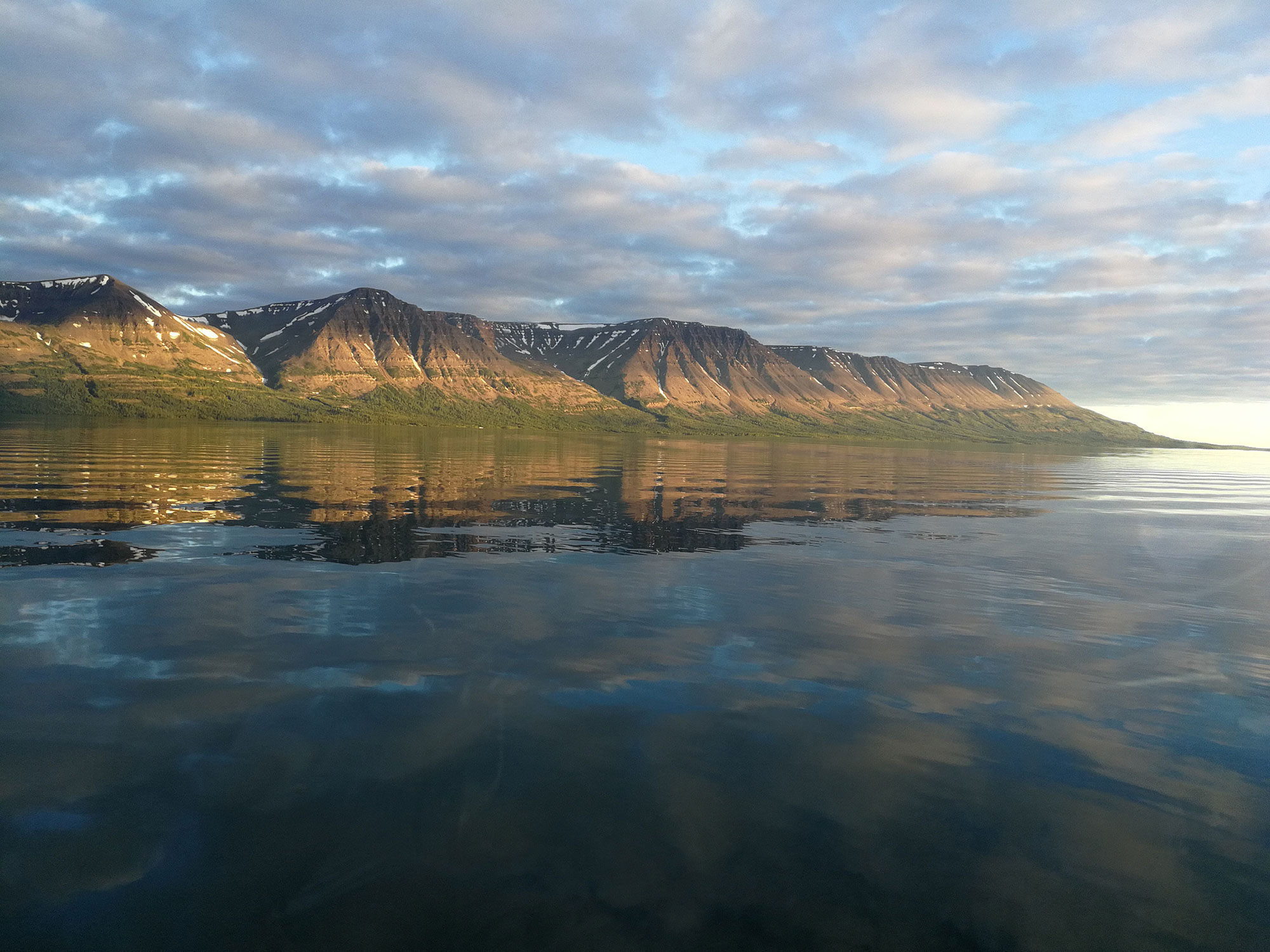 Гладь озера Лама в походе по плато Путорана 