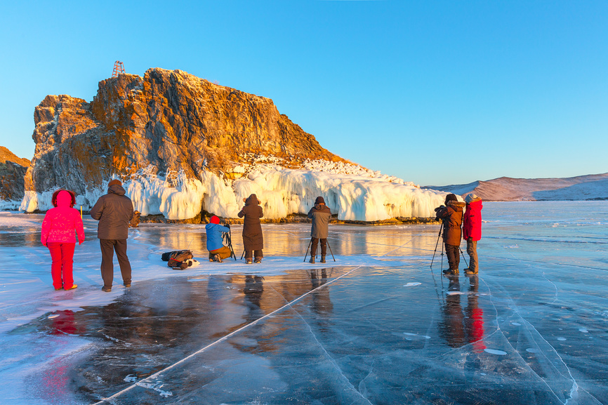 Налегке по льду Байкала